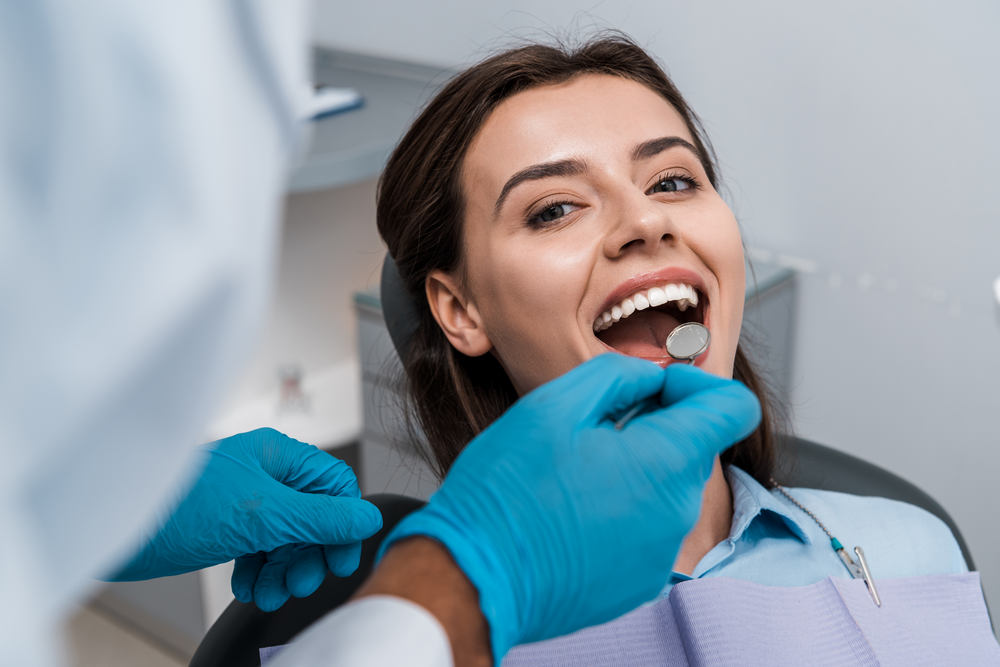 Selective,Focus,Of,Dentist,In,Latex,Gloves,Holding,Dental,Mirror